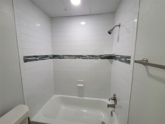 Building Photo - 7093 N Holiday Dr