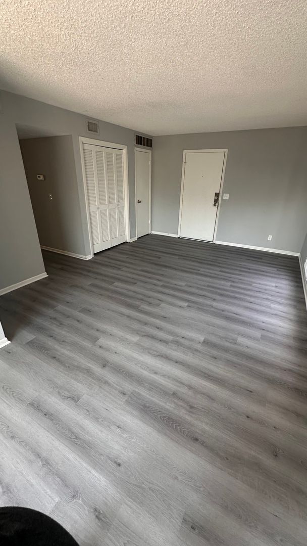 Building Photo - $775 - 2 bed 1 bath - Second floor Apartme...