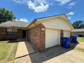 Building Photo - Gorgeous 3 bedroom 2 bathroom duplex