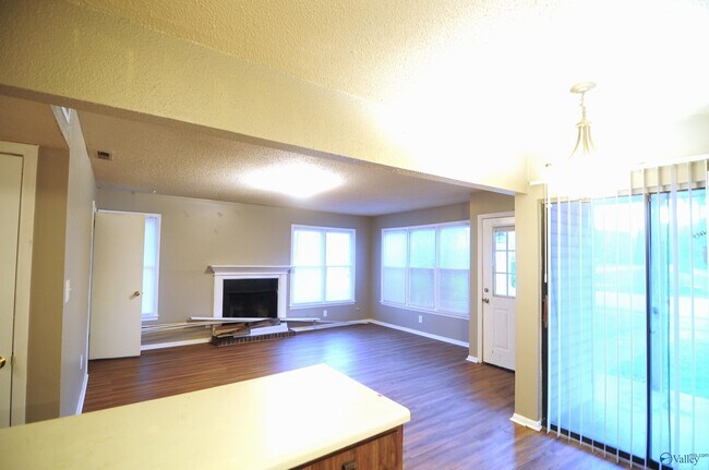 Building Photo - 2701 Lantern Walk SE