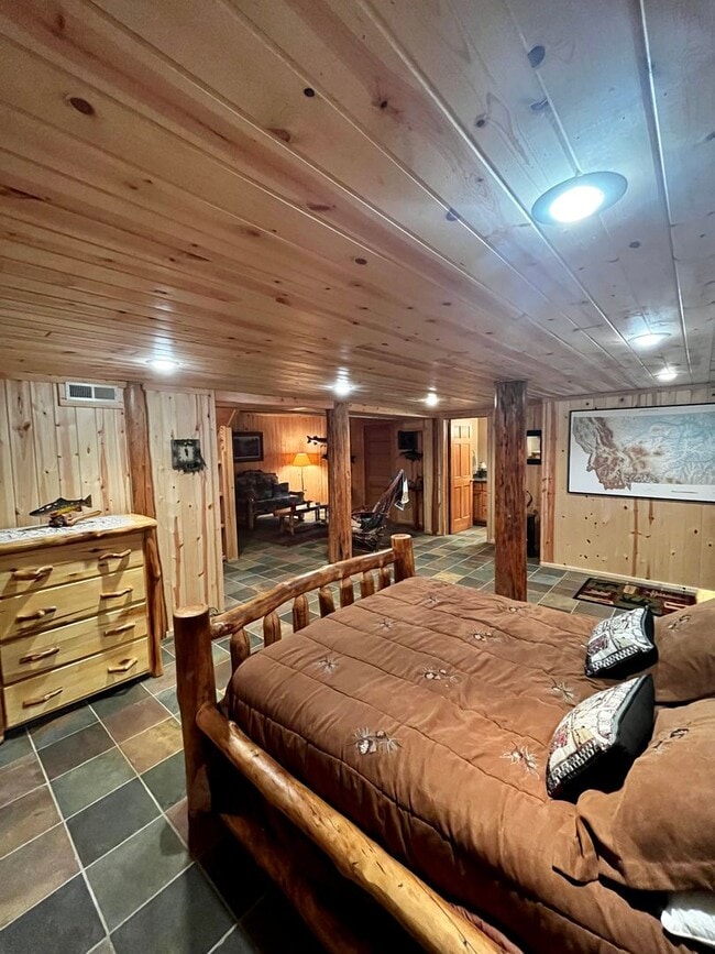 Building Photo - Fully Furnished Cabin Available - 10 Minut...