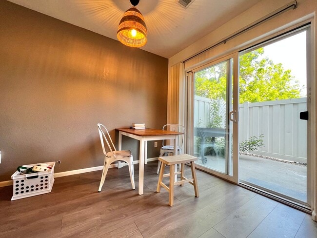 Building Photo - Fantastic 3 Bed 2.5 Bath Townhome in Water...