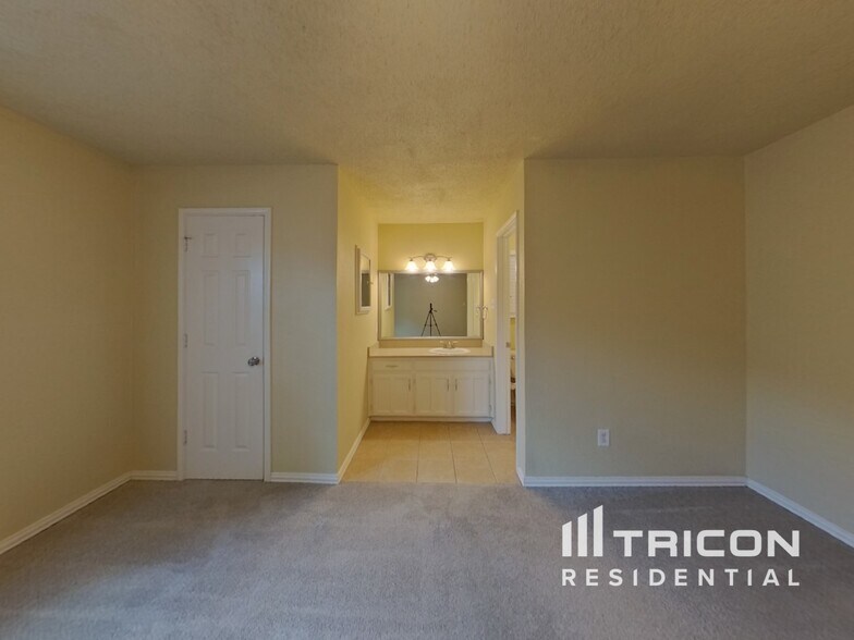 Building Photo - 6625 Fair Oaks Dr