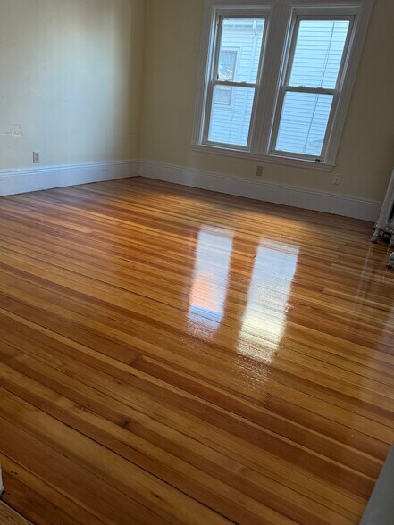 Building Photo - 592 Salem St