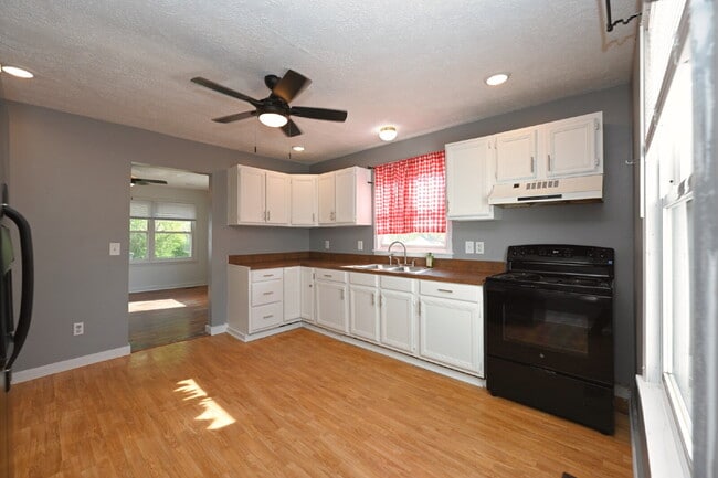 Building Photo - Updated 2BR/2BA Home | Rare Second Bath, Efficient Layout