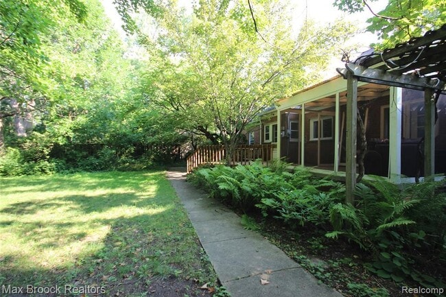 Building Photo - 702 Hendrie Blvd