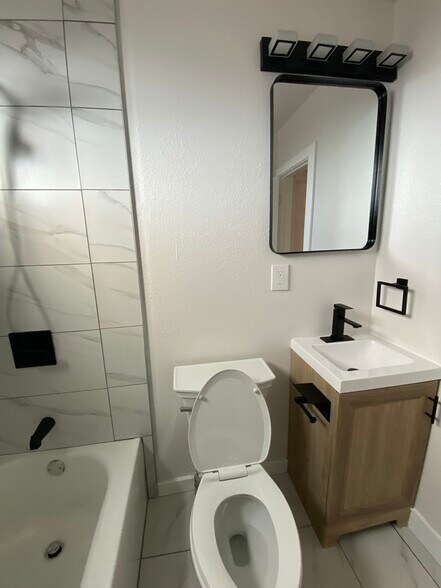 Building Photo - 1515 E 20th St