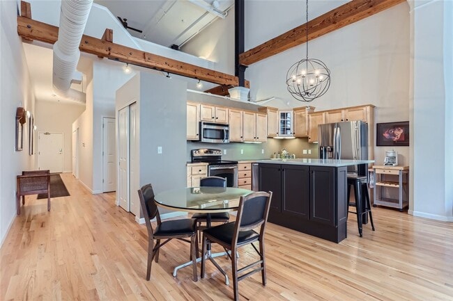 Building Photo - Stunning Downtown Loft w/23 ft. Ceilings -...