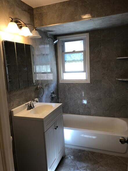 Bathroom - 22 Boyle Plz