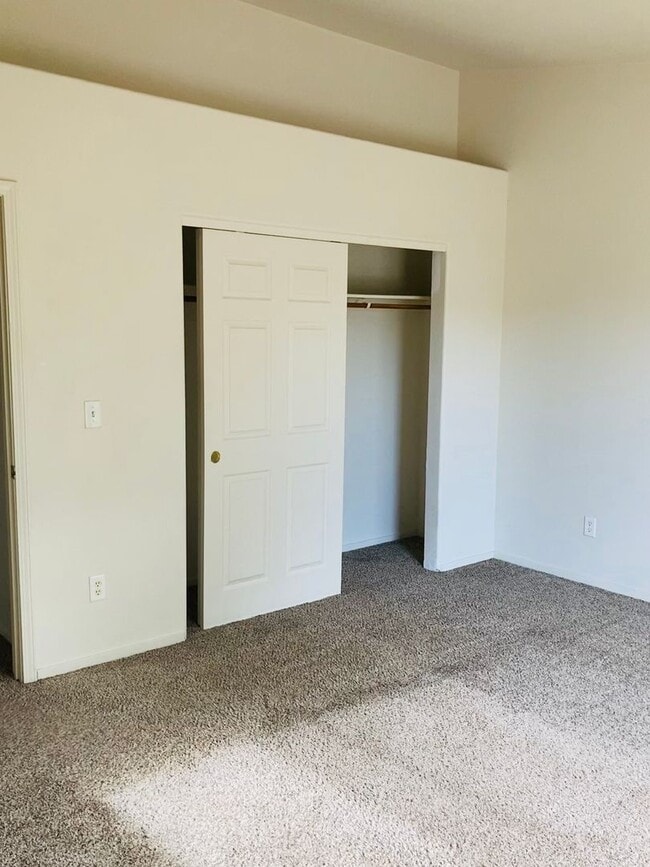 Building Photo - Charming 3 Bedroom