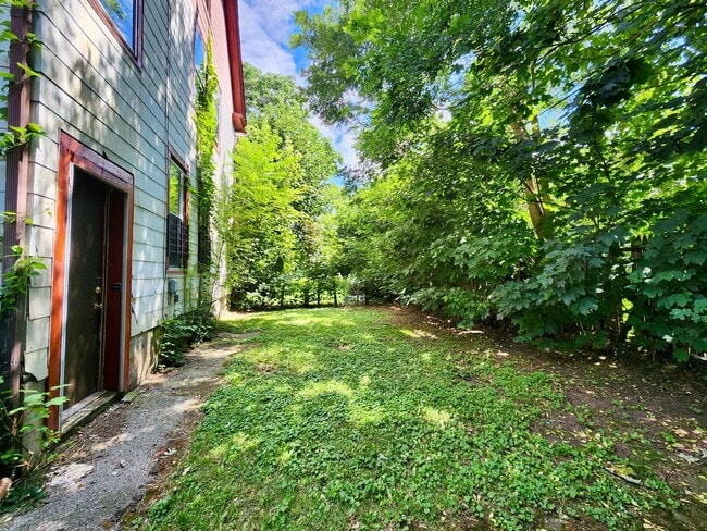 Building Photo - 5 Bedroom 2 Full Bath Houses | Front Porch | Back Yard | Off Street Parking | in-Unit Laundry