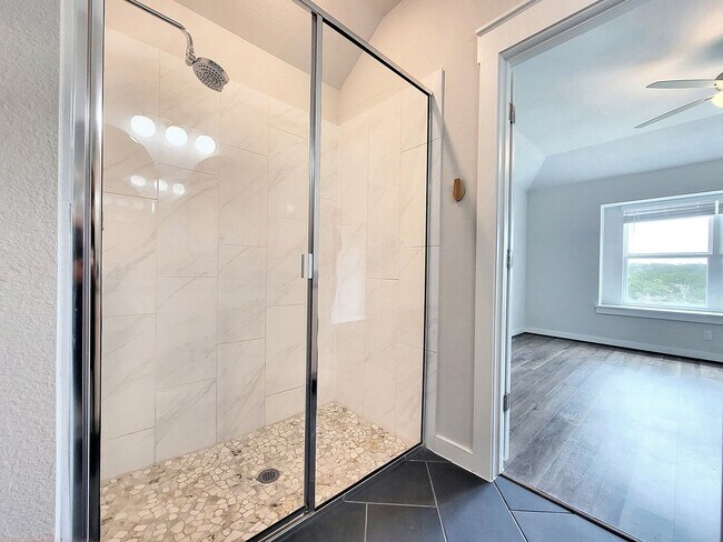 Building Photo - Beautiful 3-Bedroom, 2-Bath Modern Home fo...