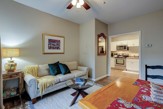 Building Photo - Fully Furnished Two Bedroom Apartment in t...