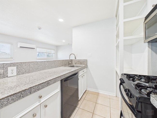 Building Photo - 304 E 33rd St