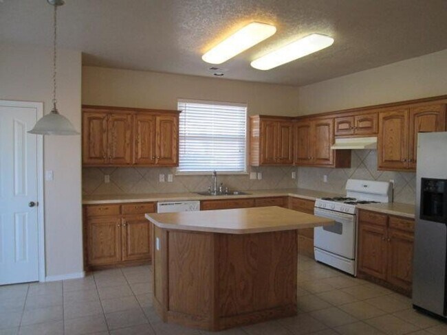 Building Photo - 4 Bedroom 2.5 Bath Home Far North West Alb...