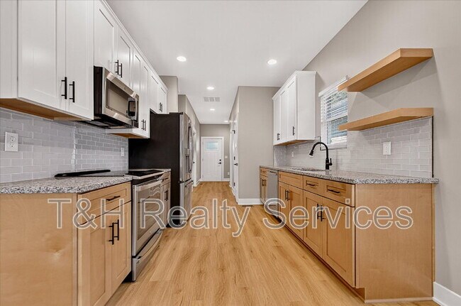 Building Photo - 623 W 39th St