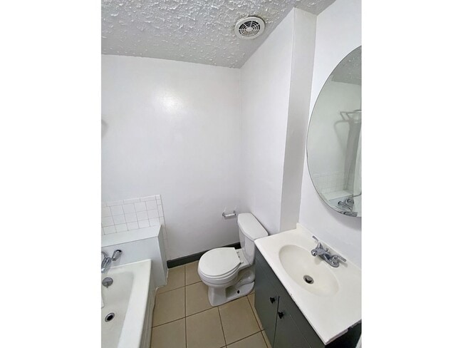 Building Photo - 2 Bedroom House Near Aksarben