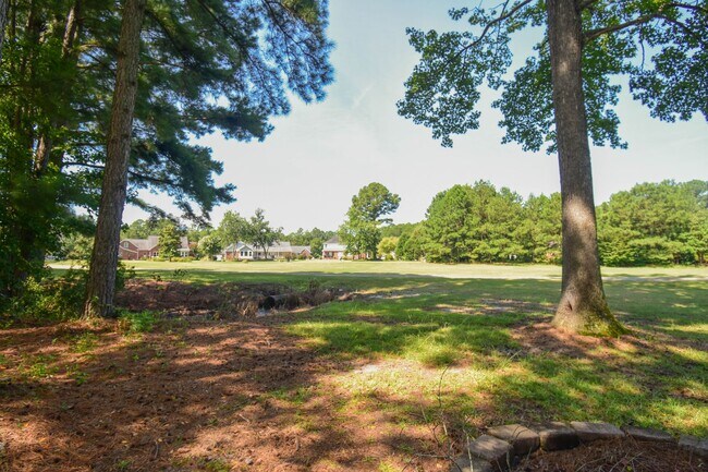 Building Photo - 3 Bedroom 2.5 Bathroom with a Bonus: Small...