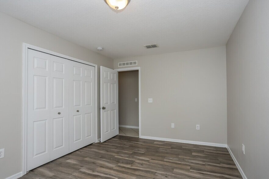 Building Photo - 15 Lake McLeod Dr