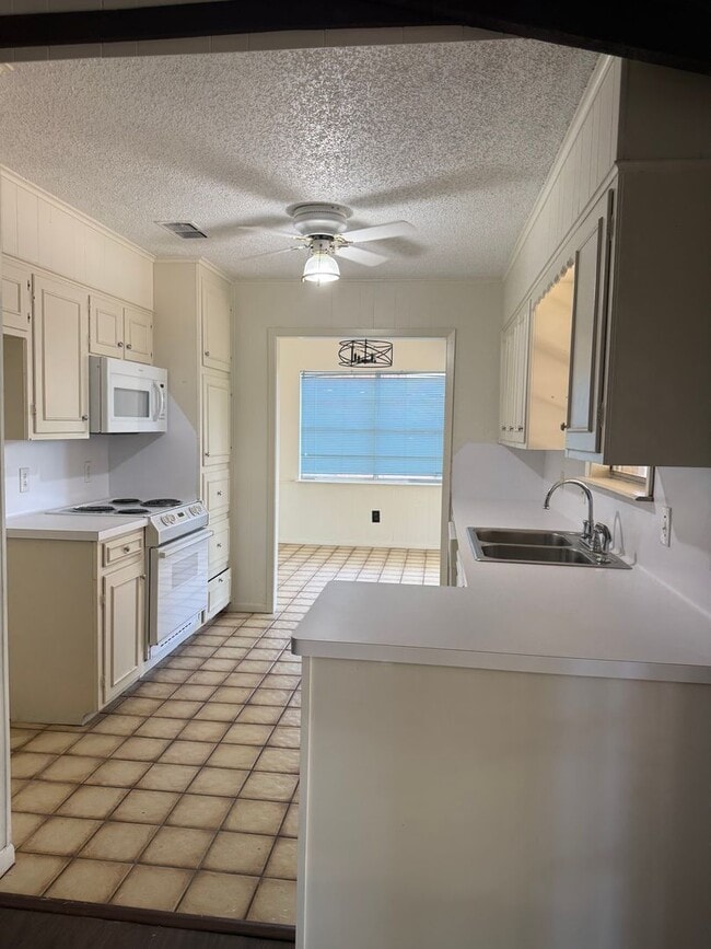 Building Photo - Large 3 Bedroom 2 Bath in PTISD