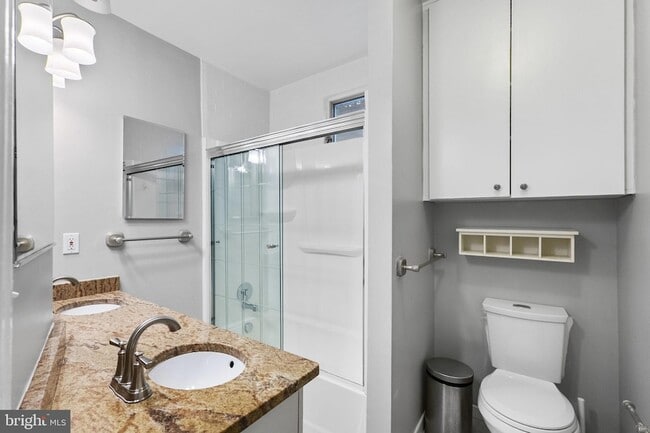 Building Photo - 145 D St SE