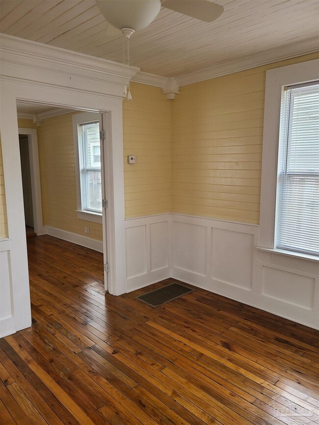 Building Photo - 512 E De Soto St