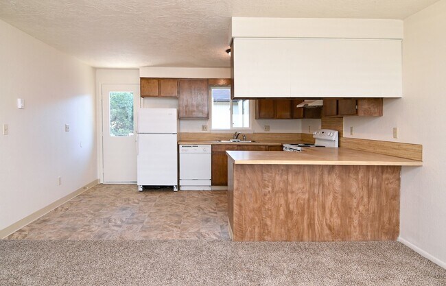 Building Photo - Spacious 2 Bedroom Duplex _ Pet Friendly!