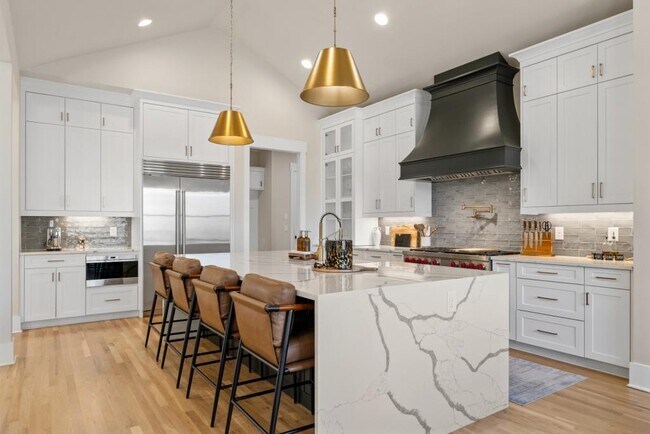 Building Photo - 568 Versailles Dr
