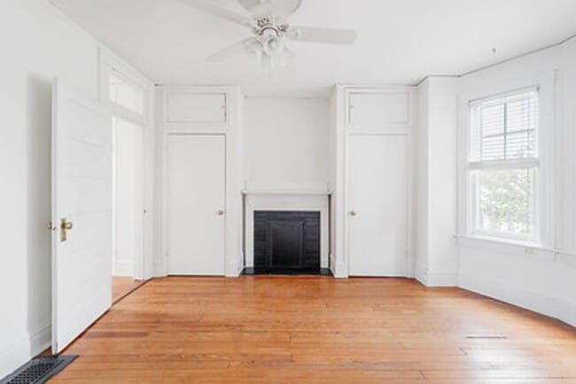 Building Photo - Great Fan Rowhouse!!