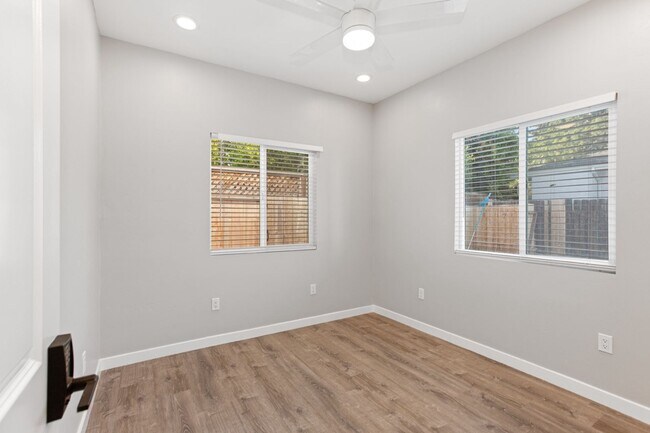 Building Photo - Private balcony + private patio!