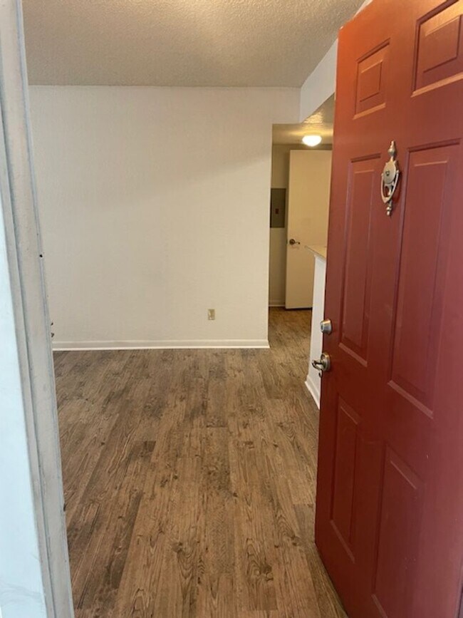 Building Photo - Lexington place ground fl One bedroom