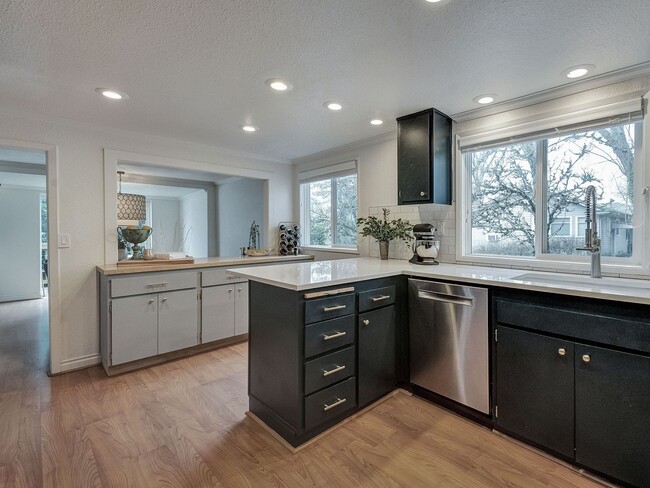 Building Photo - Chic Urban Oasis in Hillsdale