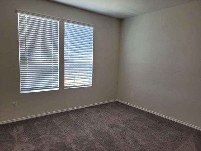 Building Photo - Spacious Family Home in Overlook at Creeks...