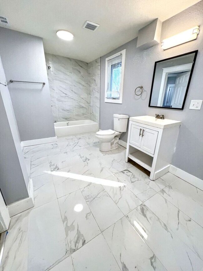 Building Photo - Spacious & Charming 5-Bedroom Home with Mo...
