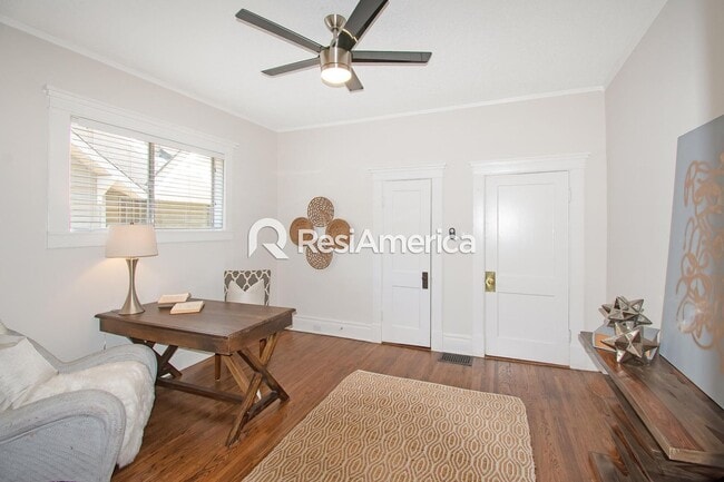 Building Photo - Beautiful 3/3 Craftsman in a Great Midtown...