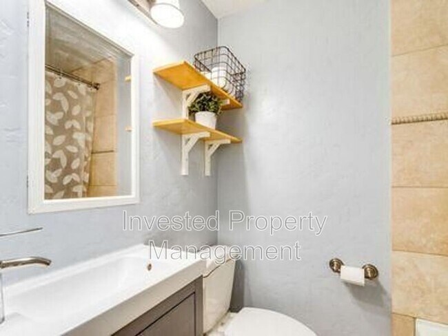 Building Photo - 1243 Vine St