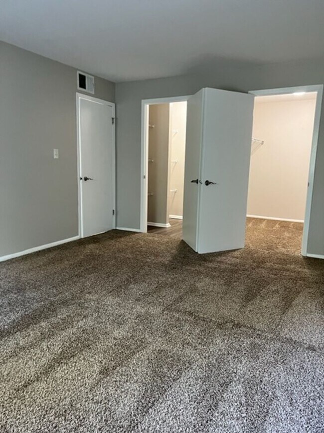 Building Photo - Spacious 2-Bedroom Apartment for Rent in C...