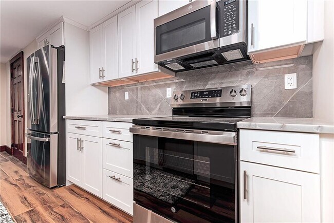 Building Photo - 14 Woodlake Dr