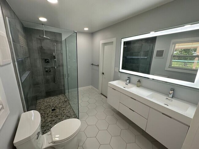 Building Photo - Beautiful 3 bedroom, 2 bath home located i...
