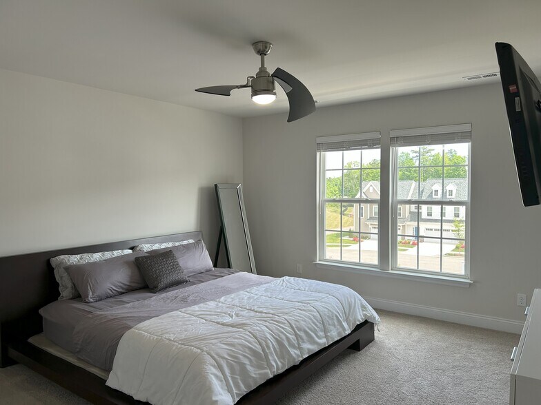 Main Bedroom - 6813 Dunton Rd
