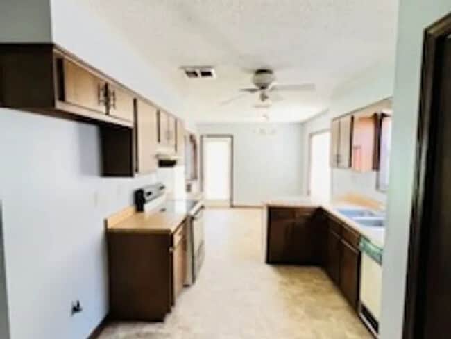 Building Photo - House For Rent