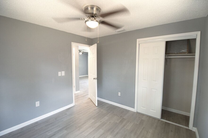 Building Photo - 7138 Oakwood Dr