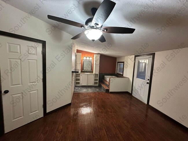 Building Photo - Country home with 3 bedroom 2 bathrooms