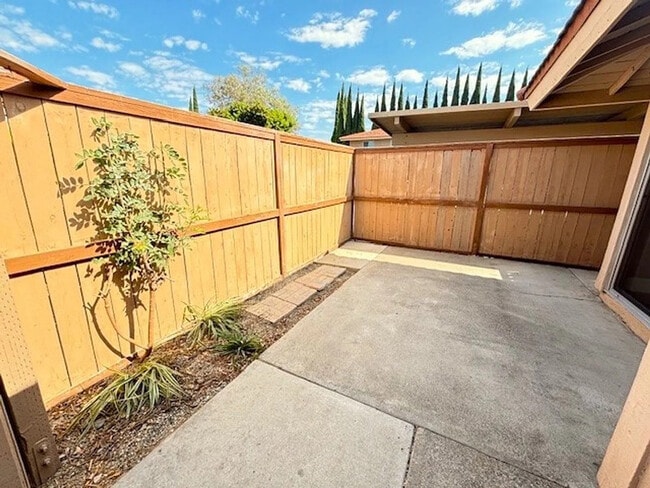 Building Photo - 2174 Larch Ln