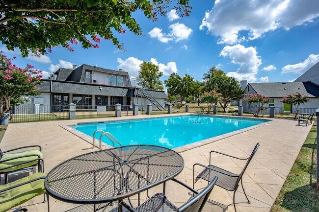 Building Photo - * $500 OFF MOVE IN COSTS * Recently renovated 2 bedroom apartment *