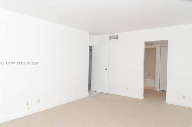 Building Photo - 100 Bayview Dr