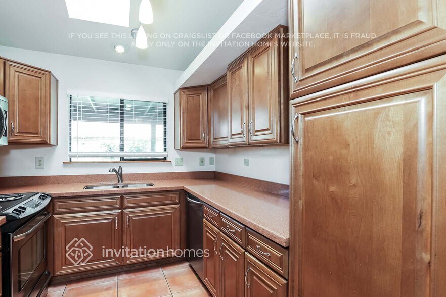 Building Photo - 2234 E Florian Ave