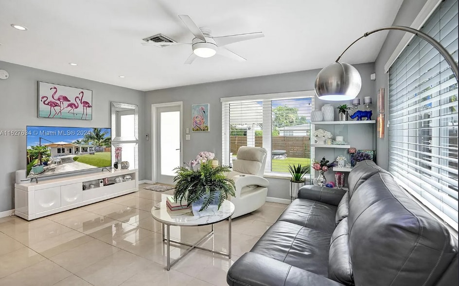 Building Photo - 1001 NE 17th Ct