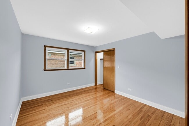 Building Photo - 5740 N Lowell Ave