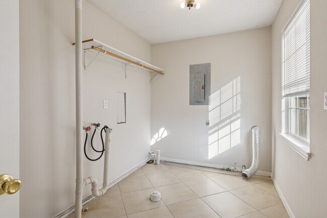 Building Photo - 1861 Dolphin Dr